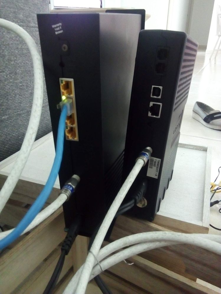 El de la izquierda  es el wifi y el de la derecha es el Router. Ya no se en cual conectar